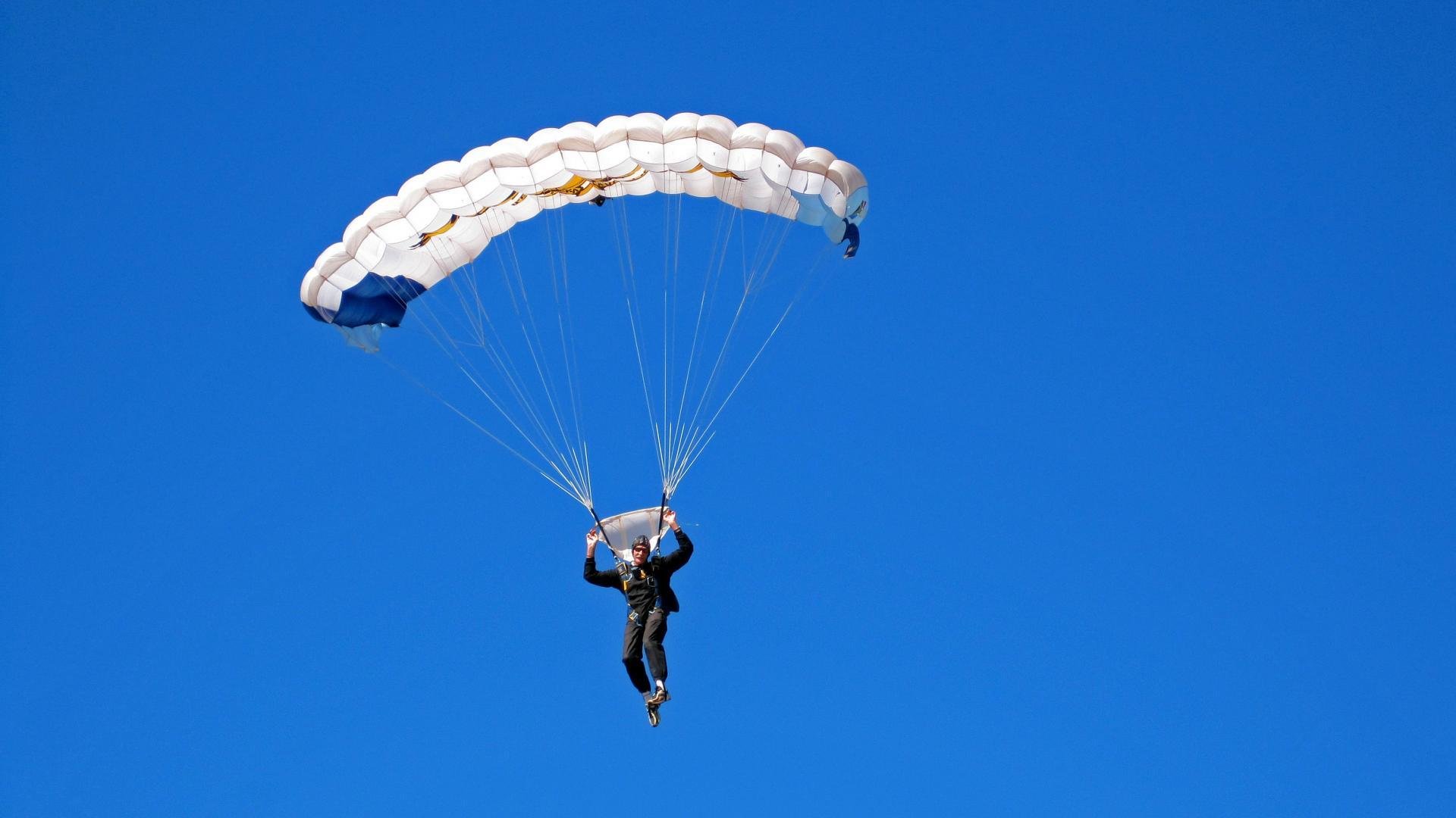 激烈角逐激发全民热情，激烈角逐的句子