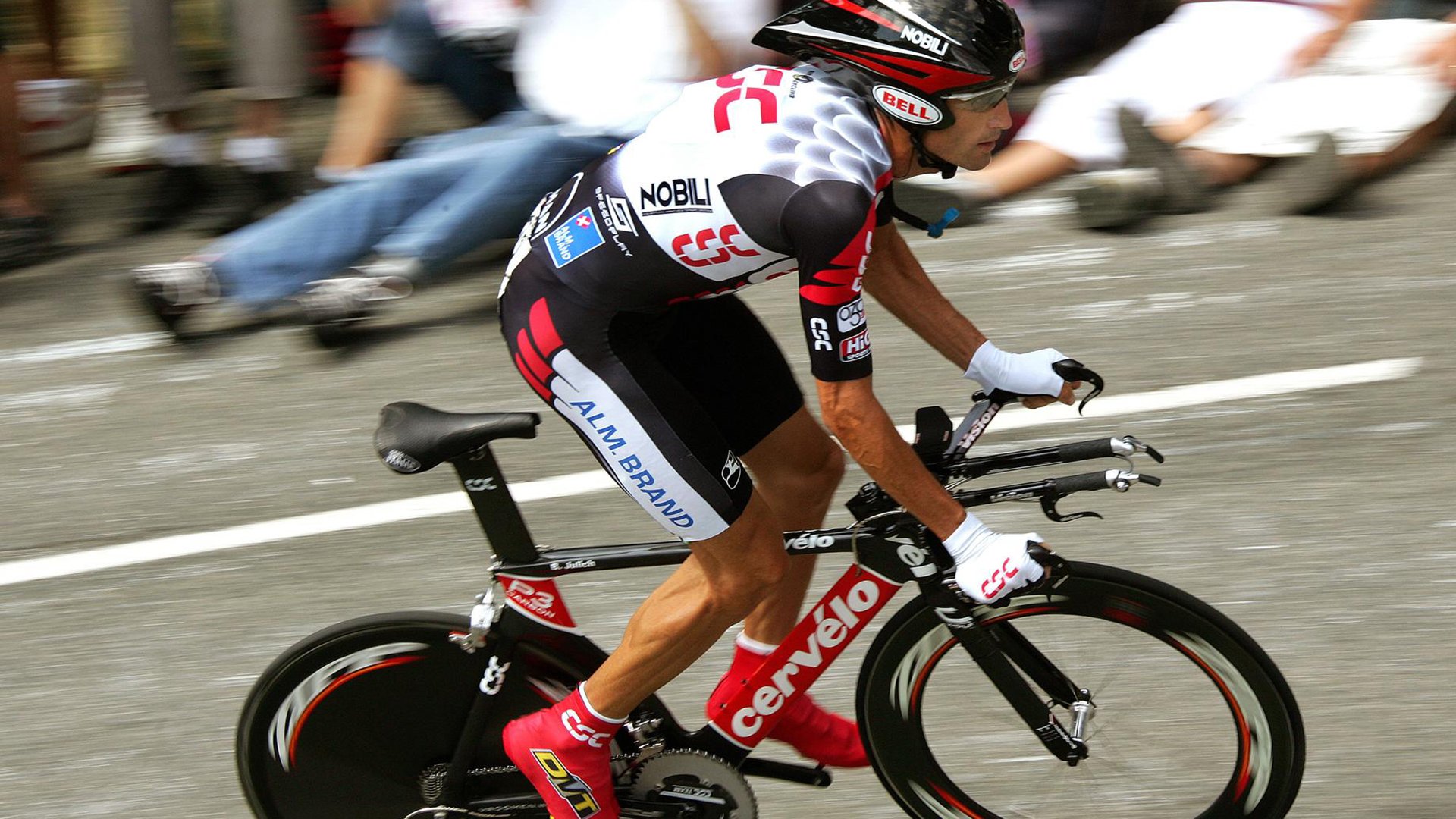 科里·简：凭借强大的对抗能力，边锋位置成全黑队的优势，科里老婆